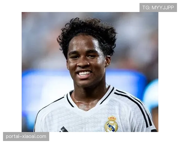 恩德里克妻子陪同抵达里昂,球迷接机期待新援表现